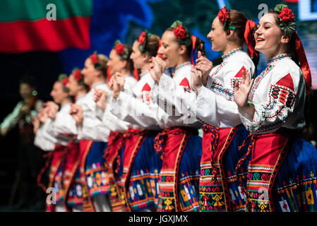 Trakia Folk Dance Ensemble de Plovdiv, Bulgarie, effectuant à 29e Festival de Folklore CIOFF international Folkart, folklore sous-festival Festival de Carême, l'un des plus grands festivals en plein air en Europe. Folkart, Festival le Carême, Maribor, Slovénie, 2017. Banque D'Images