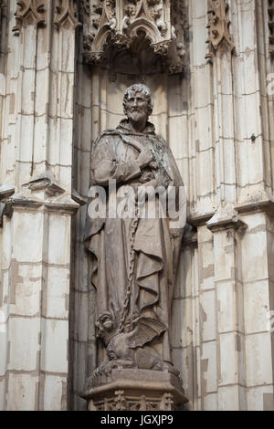 L'Apôtre Saint Barthélemy. Statue sur le portail de l'Assomption (Puerta de la Asunción) de la Cathédrale de Séville (Catedral de Sevilla) à Séville, Andalousie, espagne. Banque D'Images