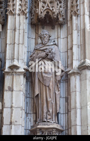 Saint Matthieu l'Évangéliste. Statue sur le portail de l'Assomption (Puerta de la Asunción) de la Cathédrale de Séville (Catedral de Sevilla) à Séville, Andalousie, espagne. Banque D'Images