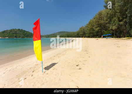 Zone de baignade surveillée par des maîtres nageurs Layan Beach, la Baie de Bang Tao, Phuket, Thailand Banque D'Images