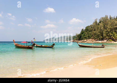 Bateaux Longtail ancrés à Banana Beach, Phuket, Thaïlande Banque D'Images