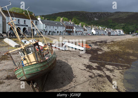 Ville de Ullapool, Ecosse. Vue pittoresque d'Ullapool's waterfront à marée basse, avec Shore Street dans l'arrière-plan. Banque D'Images