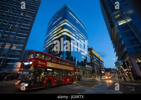 L'Est de la ville de Londres à Aldgate, la traversent actuellement une période de transition, que vous recherchiez un embourgeoisement avec appartements, UK Banque D'Images