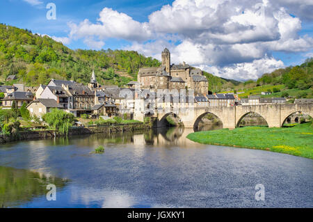 Estaing, Aveyron, Sud Ouest de la France. Le château était autrefois administré par les évêques de Rodez et associées à l'ancien président de la France, Giscard d'Estaing. Banque D'Images