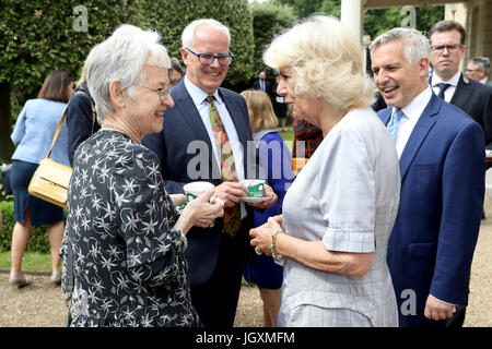 La duchesse de Cornouailles (à droite) parle à l'auteur Jacqueline Wilson alors qu'elle héberge une tea party pour célébrer la bibliothèque de la Duchesse, une initiative du projet d'identifier 70 des livres pour enfants préférés pour marquer son 70e anniversaire, à Clarence House à Londres. Banque D'Images