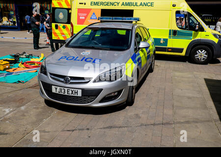 Voiture de police et l'ambulance stationnée dans le centre de York, au Royaume-Uni. Banque D'Images