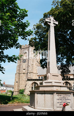 St Giles & St Nicolas church tower et War Memorial à Devon, Cornwall, UK, sur la Côte Sud Banque D'Images