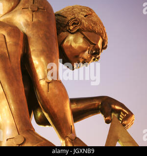 Londres, UK - 1 novembre, 2010 : Sculpture de Newton dans la piazza de la British Library, par Sir Eduardo Luigi Paolozzi, après William Blake, 1995. Banque D'Images