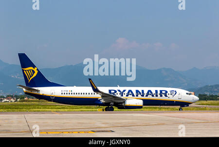 Bergame, ITALIE - 12 juin 2017 : Boeing 737-8AS (reg. nombre EI-FON), exploité par RyanAir sur la piste de l'aéroport de Bergame-Orio al Serio (BGY). Ryanair Banque D'Images