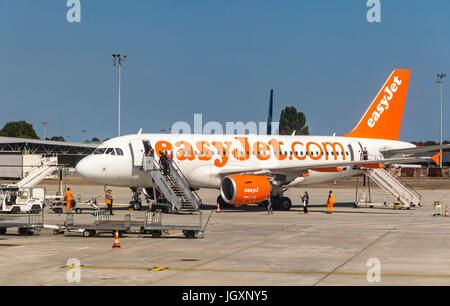 BORDEAUX, FRANCE - 12 juin 2017 : pour les passagers d'Airbus A319-111 (reg. numéro G-EZAU), exploité par EasyJet à l'aéroport de Bordeaux-Mérignac (DBO). Banque D'Images