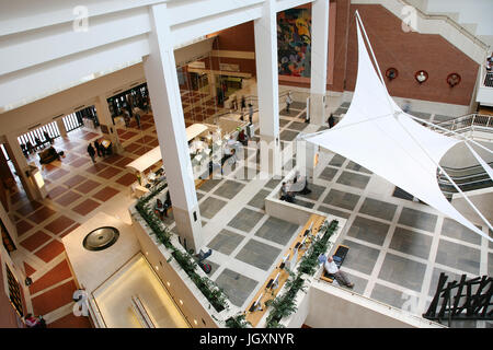 Londres, Royaume-Uni - 27 août 2010 : vue de l'intérieur du bâtiment de la British Library, bibliothèque nationale du Royaume-Uni, conçu par le professeur Colin Wilson, séparés de Banque D'Images