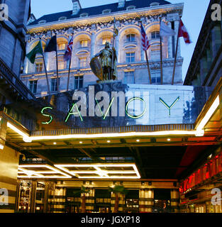 Vue extérieure de l'établissement Savoy Hotel, le premier hôtel de luxe dans le centre de Londres, ouvert en 1889 et fermé en 2007 pour rénovation a rouvert ses portes en octobre 2010. Banque D'Images