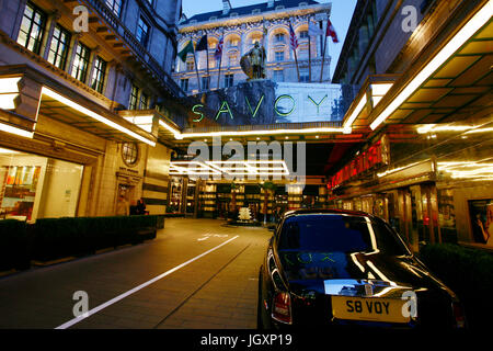 Vue extérieure de l'établissement Savoy Hotel, le premier hôtel de luxe dans le centre de Londres, ouvert en 1889 et fermé en 2007 pour rénovation a rouvert ses portes en octobre 2010. Banque D'Images