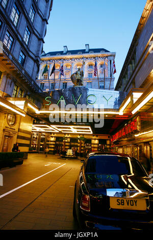 Vue extérieure de l'établissement Savoy Hotel, le premier hôtel de luxe dans le centre de Londres, ouvert en 1889 et fermé en 2007 pour rénovation a rouvert ses portes en octobre 2010. Banque D'Images