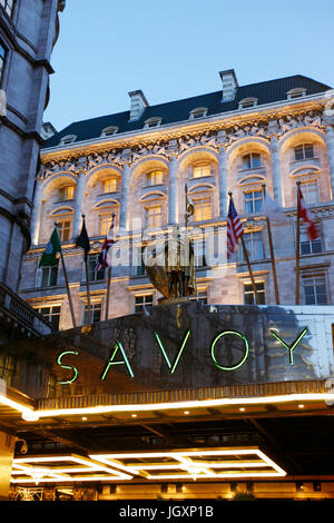 Vue extérieure de l'établissement Savoy Hotel, le premier hôtel de luxe dans le centre de Londres, ouvert en 1889 et fermé en 2007 pour rénovation a rouvert ses portes en octobre 2010. Banque D'Images