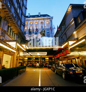 Vue extérieure de l'établissement Savoy Hotel, le premier hôtel de luxe dans le centre de Londres, ouvert en 1889 et fermé en 2007 pour rénovation a rouvert ses portes en octobre 2010. Banque D'Images