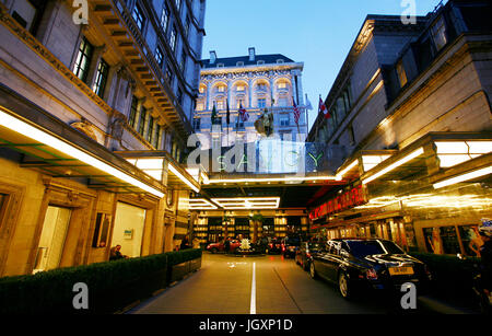 Vue extérieure de l'établissement Savoy Hotel, le premier hôtel de luxe dans le centre de Londres, ouvert en 1889 et fermé en 2007 pour rénovation a rouvert ses portes en octobre 2010. Banque D'Images