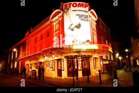 London , UK - le 11 décembre 2012 : vue extérieure de l'Ambassadors Theatre, West End theatre, situé sur West Street, City of westminster, depuis 1913, desig Banque D'Images