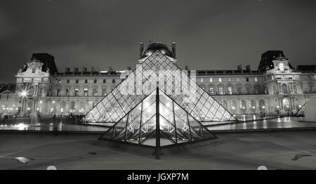France, Paris - 24 septembre 2010 : vue de la nuit du Louvre, Pyramide de verre présents, plus grands musées, musée le plus visité, plus de 8 millions de dollars Banque D'Images