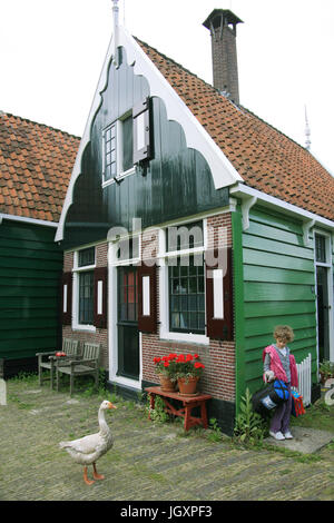 Zaanse Schans - 20 juin : Maison traditionnel néerlandais de Zaanse, célèbre pour ses moulins à vent historique bien préservé et maisons attire 900 000 visiteurs jamais Banque D'Images