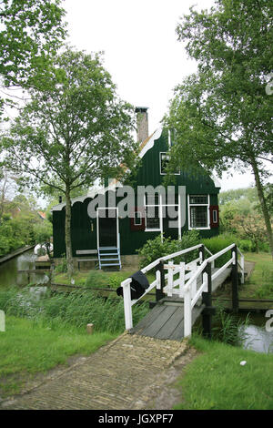 Zaanse Schans - 20 juin : Maison traditionnel néerlandais de Zaanse, célèbre pour ses moulins à vent historique bien préservé et maisons attire 900 000 visiteurs jamais Banque D'Images