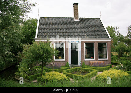 Zaanse Schans - 20 juin : Maison traditionnel néerlandais de Zaanse, célèbre pour ses moulins à vent historique bien préservé et maisons attire 900 000 visiteurs jamais Banque D'Images