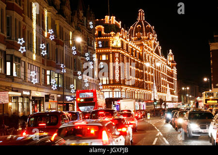 Londres - 8 déc : Vue de la nuit de Harrods avec décoration de Noël le déc 8, 2012, Londres, Royaume-Uni. Ce grand magasin a été ouvert à 1824 et maintenant c'est sur Banque D'Images