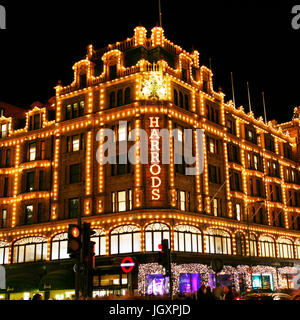 Londres - 8 déc : Vue de la nuit de Harrods avec décoration de Noël le déc 8, 2012, Londres, Royaume-Uni. Ce grand magasin a été ouvert à 1824 et maintenant c'est sur Banque D'Images