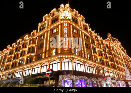 Londres - 8 déc : Vue de la nuit de Harrods avec décoration de Noël le déc 8, 2012, Londres, Royaume-Uni. Ce grand magasin a été ouvert à 1824 et maintenant c'est sur Banque D'Images