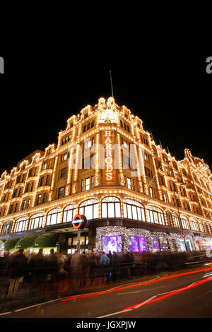 Londres - 8 déc : Vue de la nuit de Harrods avec décoration de Noël le déc 8, 2012, Londres, Royaume-Uni. Ce grand magasin a été ouvert à 1824 et maintenant c'est sur Banque D'Images