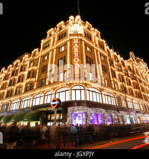 Londres - 8 déc : Vue de la nuit de Harrods avec décoration de Noël le déc 8, 2012, Londres, Royaume-Uni. Ce grand magasin a été ouvert à 1824 et maintenant c'est sur Banque D'Images