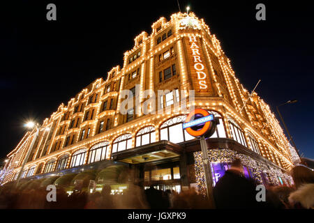 Londres - 8 déc : Vue de la nuit de Harrods avec décoration de Noël le déc 8, 2012, Londres, Royaume-Uni. Ce grand magasin a été ouvert à 1824 et maintenant c'est sur Banque D'Images