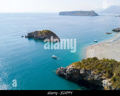 Et l'île de Dino Dello Scoglio Scorzone, vue aérienne de l'île, et l'atterrissage, Praia a Mare et San Nicola Arcella, province de Cosenza, Calabre, Italie. 0 Banque D'Images