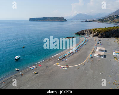 Calabria, Italie : la plage noire de Scoglio dello Scorzone, Scorzone's Rock, Hidden Bay avec des roches naturelles fait par les vagues au cours des siècles, près de Banque D'Images