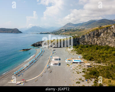 Calabria, Italie : la plage noire de Scoglio dello Scorzone, Scorzone's Rock, Hidden Bay avec des roches naturelles fait par les vagues au cours des siècles, près de Banque D'Images