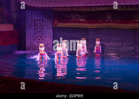 Water puppets show au théâtre des marionnettes sur l'eau à Hanoi, Vietnam Banque D'Images