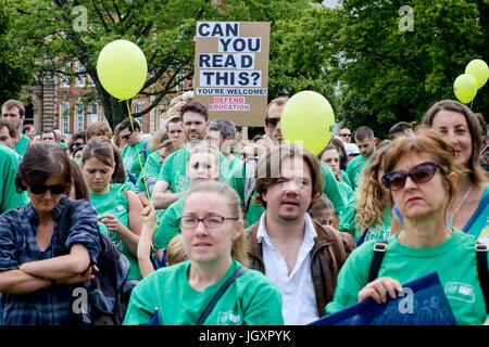 Bristol, Royaume-Uni, 5th juillet 2016. Des enseignants en grève et leurs supporters sont photographiés alors qu'ils se rendent dans le centre-ville pendant une marche Banque D'Images