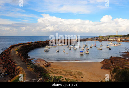 Port de Wollongong avec vue sur deux phares et bateaux. Wollongong. Nouvelle Galles du Sud. L'AUSTRALIE Banque D'Images