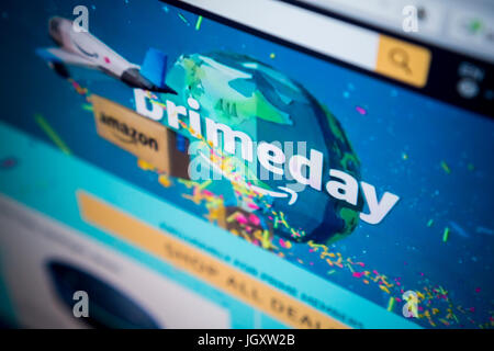 L'AMAZON site web fait la promotion de l'auto-proclamé leur 'Premier jour' le Mardi, Juillet 11, 2017. C'est la troisième année qu'Amazon offrant des aubaines et des offres à gogo pour les acheteurs d'Amazone sur cette journée de l'auto-proclamé événement jour férié. Initialement créé pour promouvoir l'adhésion mais le premier étant donné qu'un quart des ménages aux États-Unis sont membres de premier le géant de la vente au détail est en utilisant la promotion de pousser leurs services de streaming et Alexa, l'assistant à commande vocale. (© Richard B. Levine) Banque D'Images