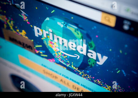 L'AMAZON site web fait la promotion de l'auto-proclamé leur 'Premier jour' le Mardi, Juillet 11, 2017. C'est la troisième année qu'Amazon offrant des aubaines et des offres à gogo pour les acheteurs d'Amazone sur cette journée de l'auto-proclamé événement jour férié. Initialement créé pour promouvoir l'adhésion mais le premier étant donné qu'un quart des ménages aux États-Unis sont membres de premier le géant de la vente au détail est en utilisant la promotion de pousser leurs services de streaming et Alexa, l'assistant à commande vocale. (© Richard B. Levine) Banque D'Images