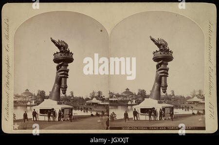 La torche et une partie du bras de la Statue de la liberté, à l'affiche à l'Exposition du Centenaire de 1876 à Philadelphie. Stand d'informations à la base du bras et deux personnes vu à balustrade ci-dessous flamme de chalumeau. Banque D'Images