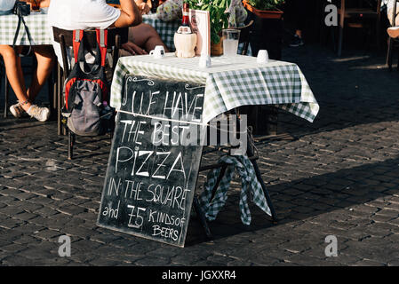 Rome, Italie - 18 août 2016 : trottoir pizzeria à Rome un jour d'été ensoleillé. Banque D'Images