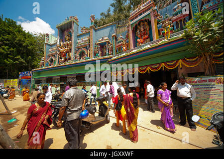 Indiens au Temple Shri Circle Maramma, Bangalore, Karnataka, Inde Banque D'Images