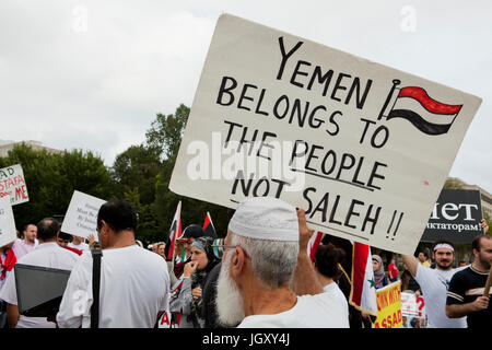 24 septembre 2011 : Yemeni-American holding sign manifestant contre le président yéménite Ali Abdallah Saleh - Washington, DC USA Banque D'Images