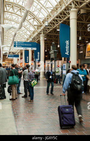 Marche à travers les voyageurs à la gare Amtrak Union Station - Washington, DC USA Banque D'Images