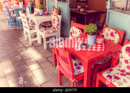 Retro, vintage view de pastel de café avec tables et chaises en bois dans Balat, vieille ville d'Istanbul, Turquie Banque D'Images