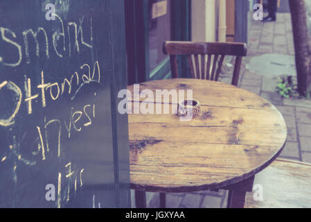 Retro, vintage view de pastel de café avec tables et chaises en bois dans Balat, vieille ville d'Istanbul, Turquie Banque D'Images