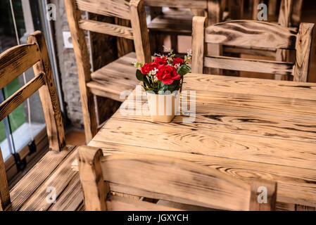 Retro, vintage view de pastel de café avec tables et chaises en bois dans Balat, vieille ville d'Istanbul, Turquie Banque D'Images