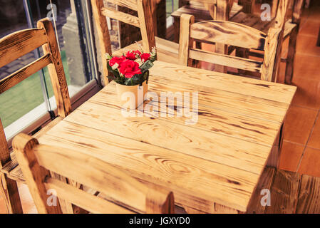 Retro, vintage view de pastel de café avec tables et chaises en bois dans Balat, vieille ville d'Istanbul, Turquie Banque D'Images