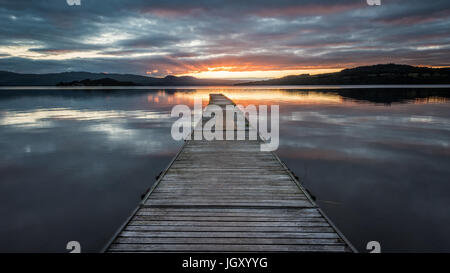 Lever du soleil d'été à une jetée sur le Loch Lomond Banque D'Images